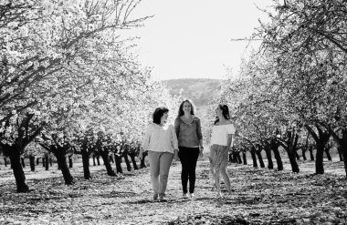 arkadaşlarım bahçede yürüyüş