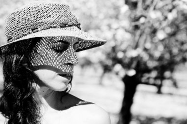 Bahçe içinde güzel bir kadın