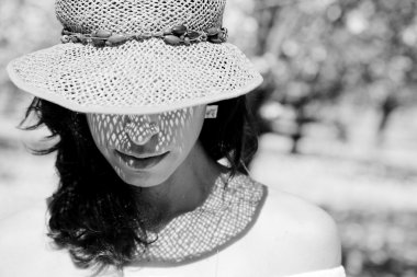 Bahçe içinde güzel bir kadın