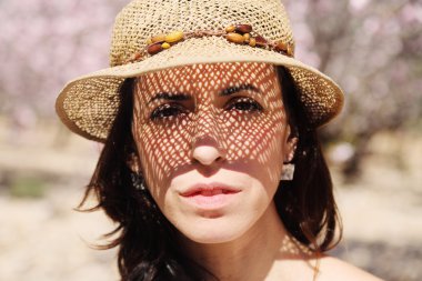 Bahçe içinde güzel bir kadın