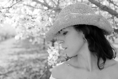 Bahçe içinde güzel bir kadın