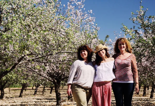 Mejores amigos caminando en el jardín — Foto de Stock