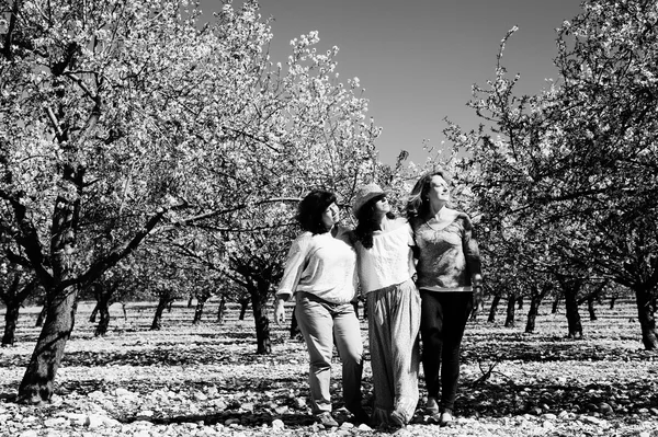 Mejores amigos caminando en el jardín — Foto de Stock