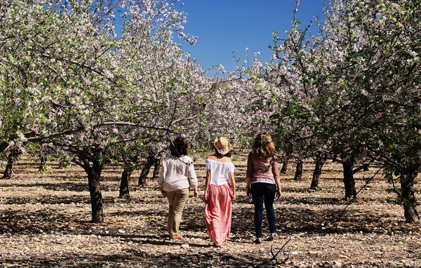 Mejores amigos caminando en el jardín — Foto de Stock