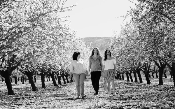 Mejores amigos caminando en el jardín — Foto de Stock