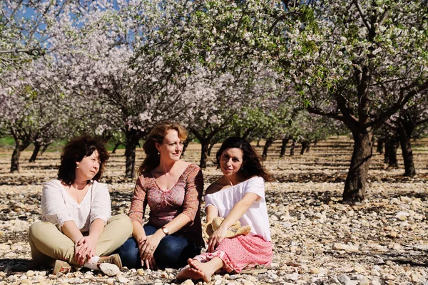 Meilleurs amis marchant dans le jardin — Photo