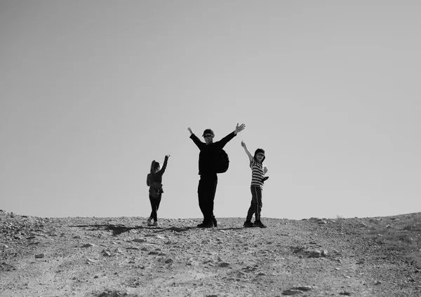 Padre, trekking con i bambini nel deserto — Foto Stock