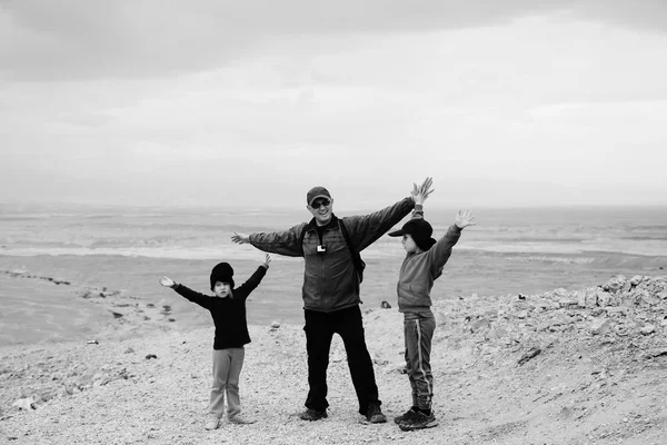 Otec, turistika s dětmi v poušti — Stock fotografie