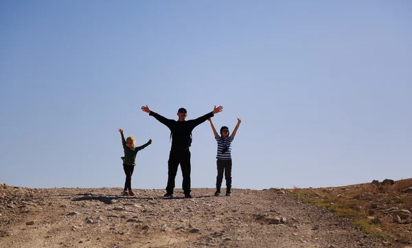 Padre senderismo con niños en el desierto — Foto de Stock