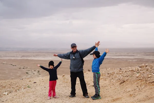 Father hiking with  kids in the desert — Stock Photo, Image