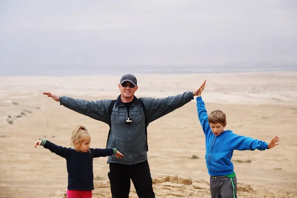 Батько гуляє з дітьми в пустелі — стокове фото