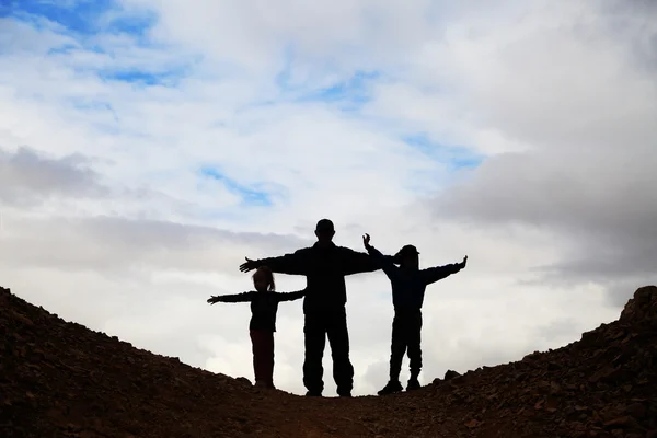 Vader wandelen met kinderen in de woestijn — Stockfoto