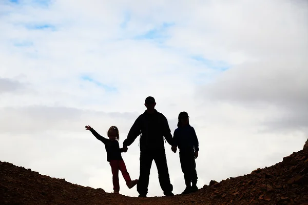 Père randonnée avec les enfants dans le désert — Photo