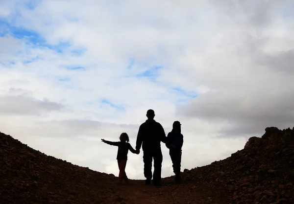 Vader wandelen met kinderen in de woestijn — Stockfoto