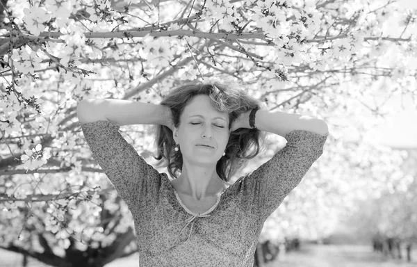 Ritratto della primavera della bella donna all'aperto — Foto Stock