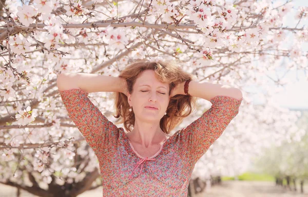 Spring portrait of beautiful  woman outdoors — Stock Photo, Image