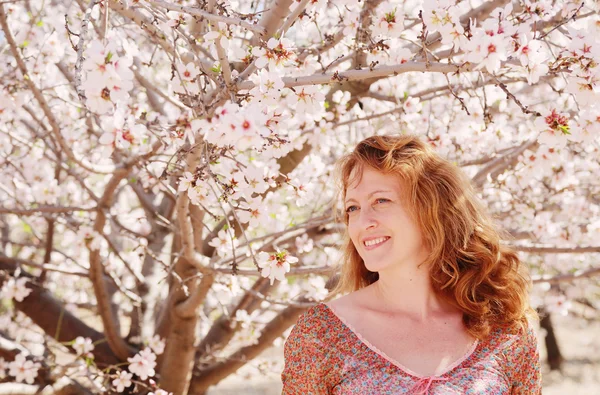 Retrato de primavera de mulher bonita ao ar livre — Fotografia de Stock