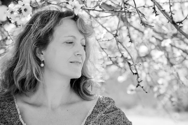 Retrato de primavera de una hermosa mujer al aire libre — Foto de Stock