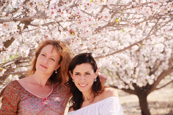 Friends walking in the garden — Stock Photo, Image