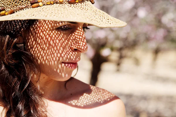 Beautiful woman  in garden — Stock Photo, Image