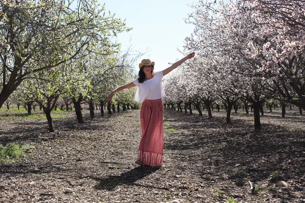 Hermosa mujer en el jardín — Foto de Stock