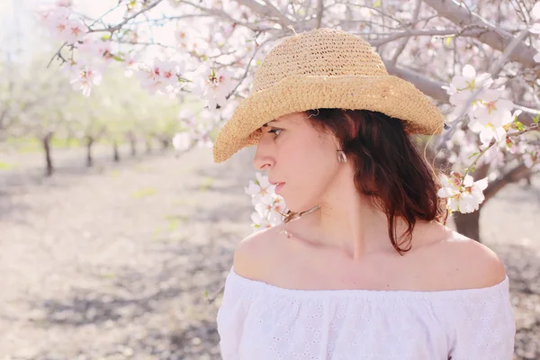 Hermosa mujer en el jardín —  Fotos de Stock