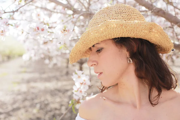 Beautiful woman  in garden — Stock Photo, Image