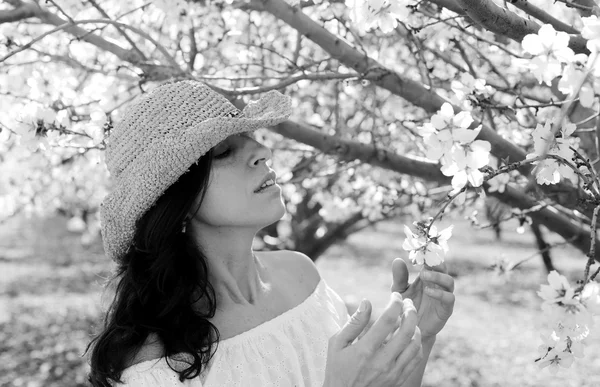 Mulher bonita no jardim — Fotografia de Stock