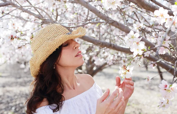 Mulher bonita no jardim — Fotografia de Stock