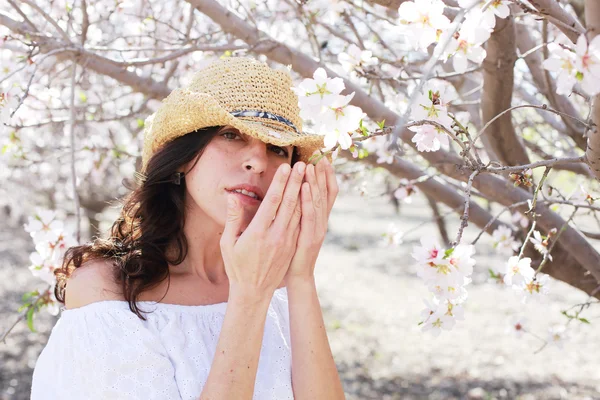 Belle femme dans le jardin — Photo