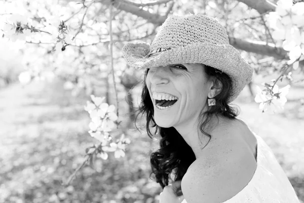 Beautiful woman  in garden — Stock Photo, Image