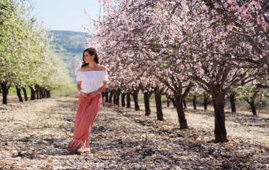 Bahçe içinde güzel bir kadın