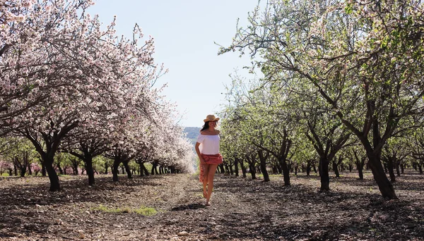 Hermosa mujer en el jardín — Foto de Stock