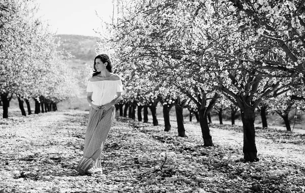 Hermosa mujer en el jardín — Foto de Stock