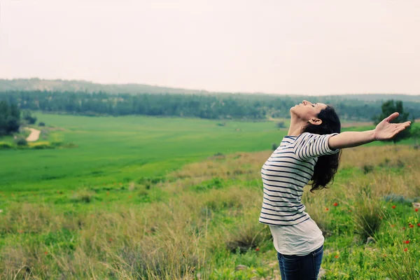 Hermosa mujer en el campo — Foto de Stock