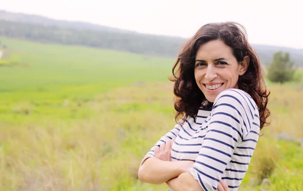 Beautiful woman  in field — Stock Photo, Image