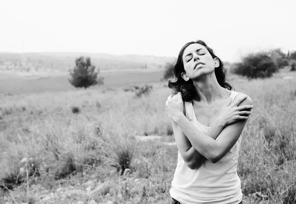 Mulher bonita no campo — Fotografia de Stock