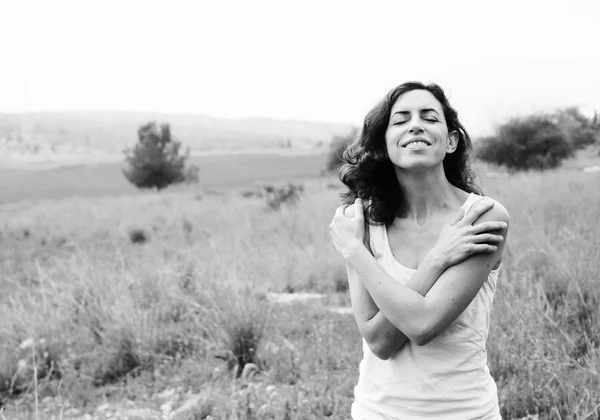 Beautiful woman  in field — Stock Photo, Image