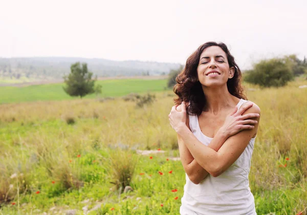 Beautiful woman  in field — Stock Photo, Image