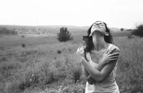 Beautiful woman  in field — Stock Photo, Image