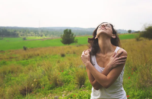 Beautiful woman  in field — Stock Photo, Image