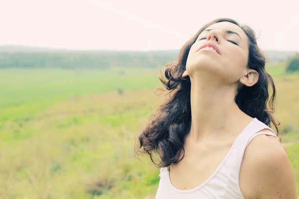 Hermosa mujer en el campo — Foto de Stock