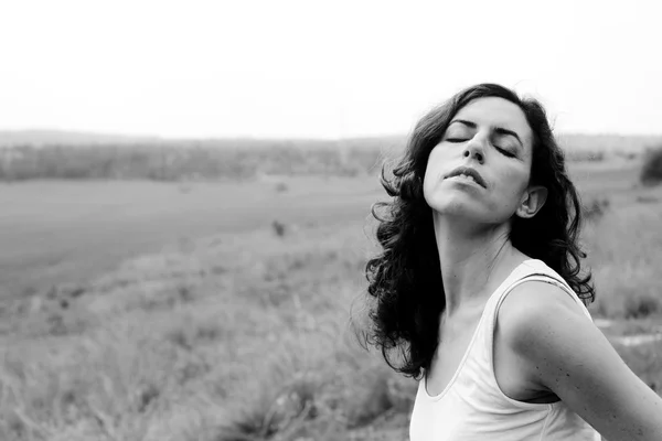 Mulher bonita no campo — Fotografia de Stock