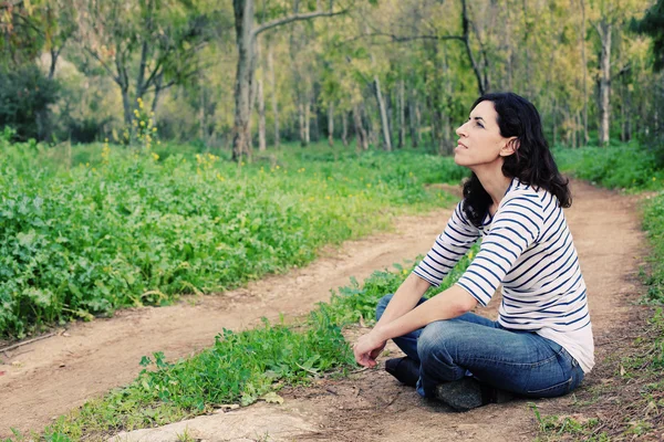 Mulher bonita na floresta — Fotografia de Stock