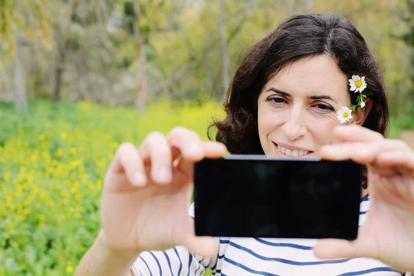 Belle femme avec mobile — Photo