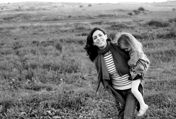 Schöne Mutter und Tochter — Stockfoto