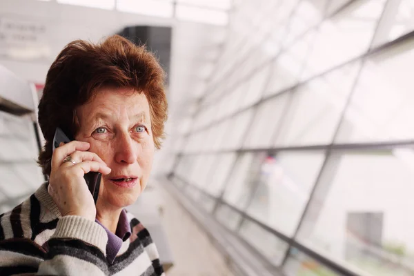 Mulher velha com telefone celular — Fotografia de Stock