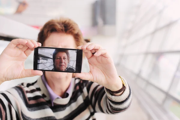 Seniorin macht Selfie-Foto — Stockfoto