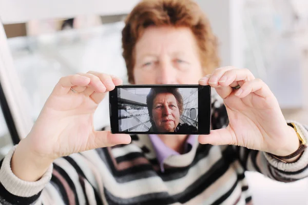 Senior vrouw nemen selfy foto — Stockfoto