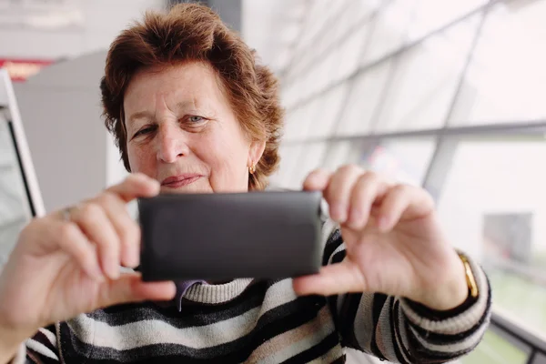 Porträtt av kvinna med mobiltelefon — Stockfoto